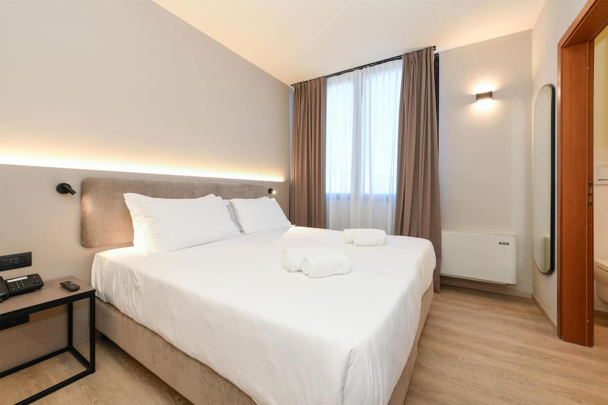 Executive Room, 1 Queen Bed, Non Smoking (Converts to 2 Twin Beds) | Hypo-allergenic bedding, in-room safe, desk, laptop workspace