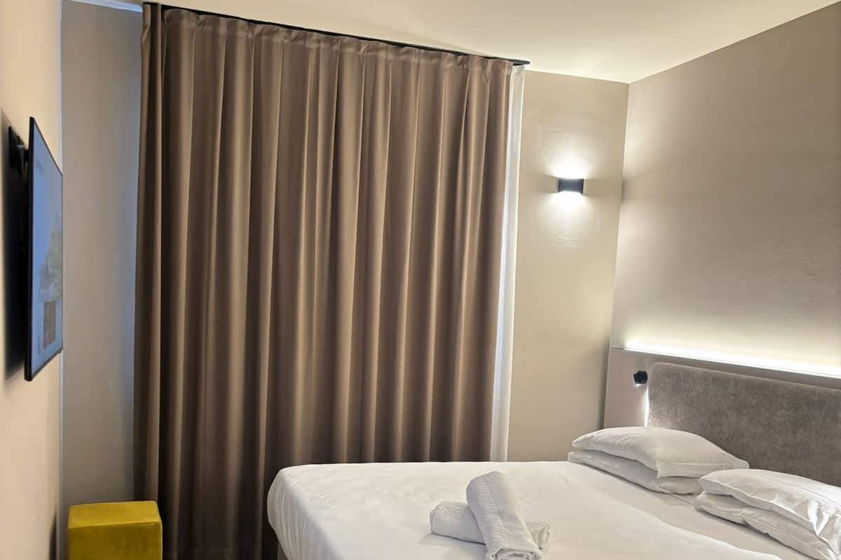 Executive Double Room | Hypo-allergenic bedding, in-room safe, desk, laptop workspace