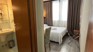 Doppia piccola con letto francese | Badezimmer