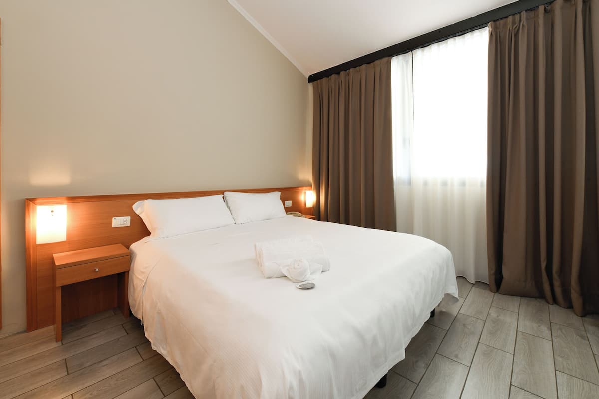 Double Room | In-room safe, desk, soundproofing, rollaway beds