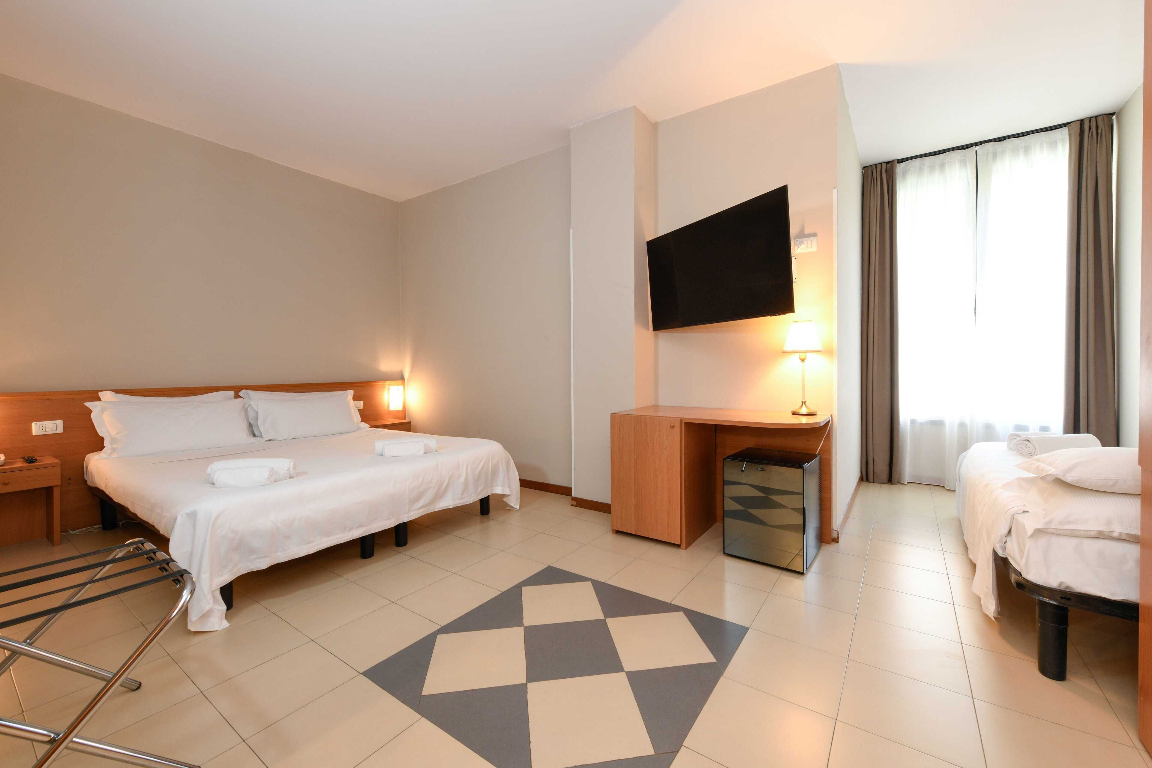 Habitación triple estándar | Ropa de cama hipoalergénica y caja de seguridad en la habitación 