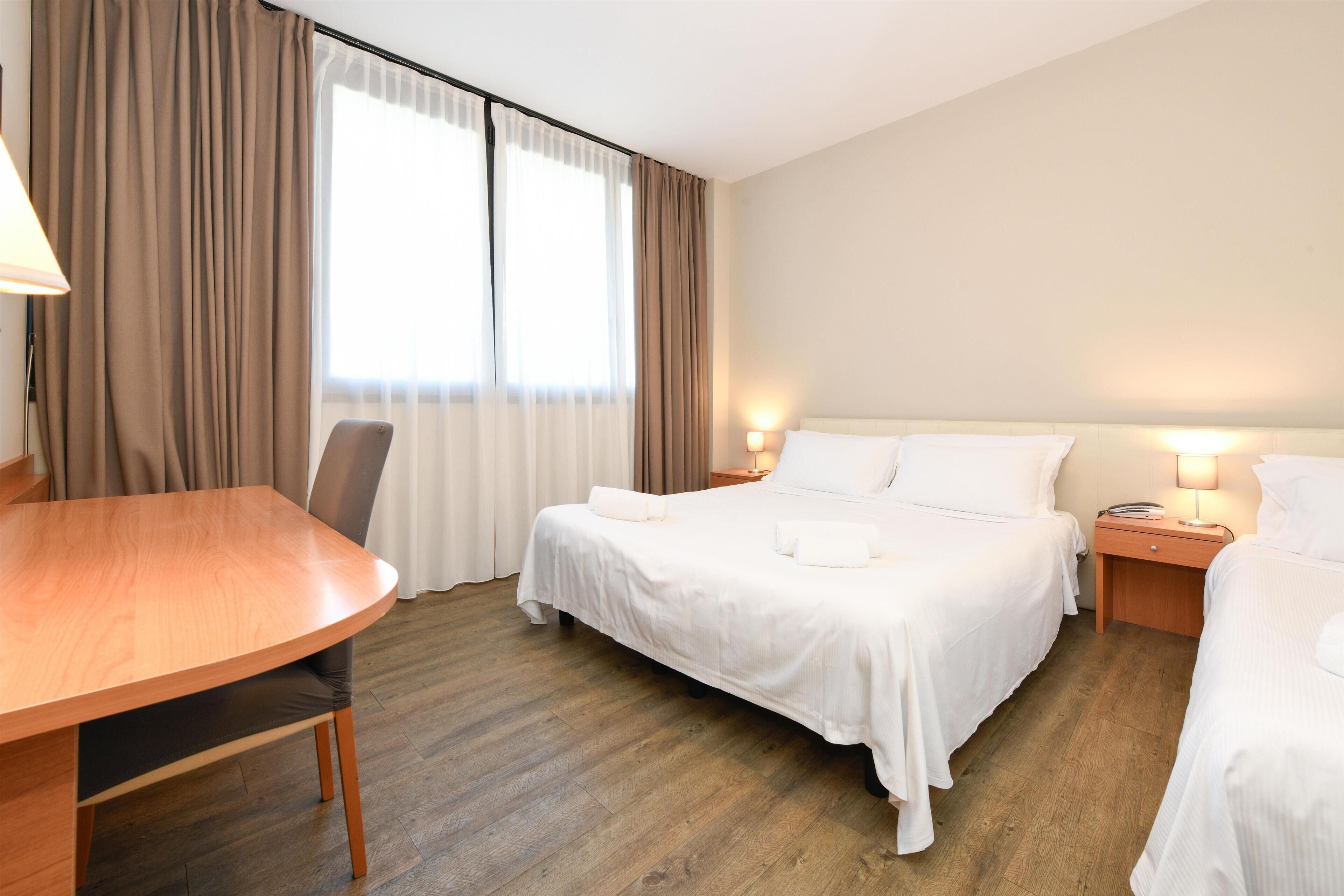 Rom – classic, flere senger, ikke-røyk | Allergitestet sengetøy, safe på rommet og skrivebord