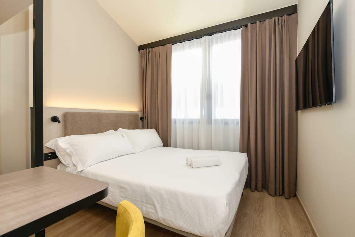 Hypo-allergenic bedding, in-room safe, desk, laptop workspace