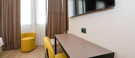 Rom – classic, flere senger, ikke-røyk | Allergitestet sengetøy, safe på rommet og skrivebord