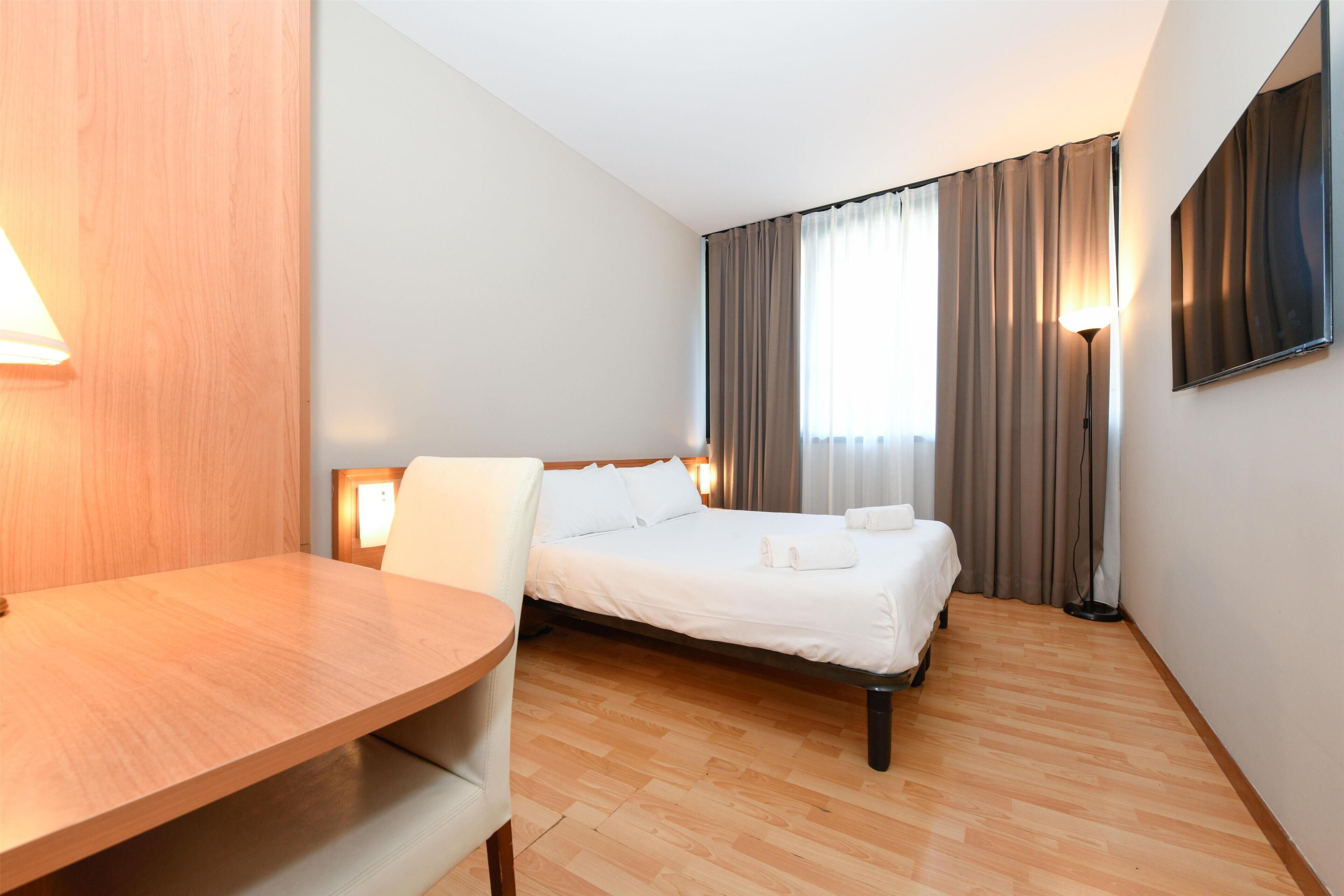 Classic Room, 1 Queen Bed, Non Smoking (Converts to 2 Twin Beds) | Hypo-allergenic bedding, in-room safe, desk, laptop workspace