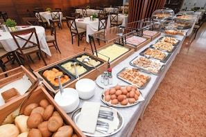 Free daily buffet breakfast