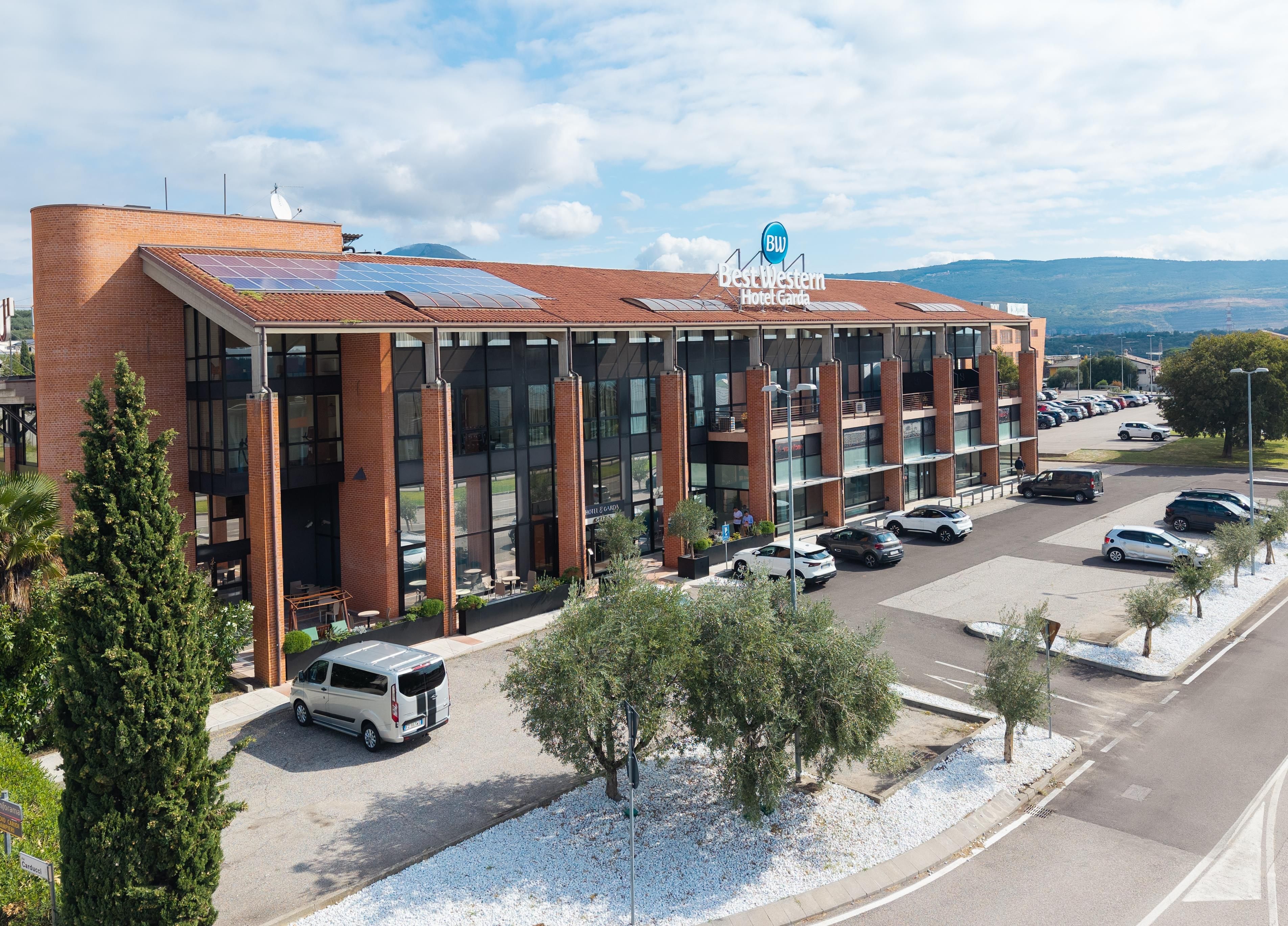 Un hotel dal design moderno, con ampie finestre e pannelli solari sul tetto.