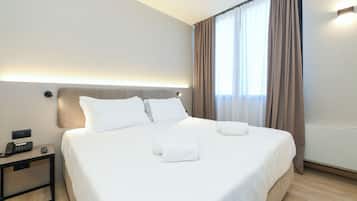 Classic Room, 1 Queen Bed, Non Smoking (Converts to 2 Twin Beds) | Hypo-allergenic bedding, in-room safe, desk, laptop workspace