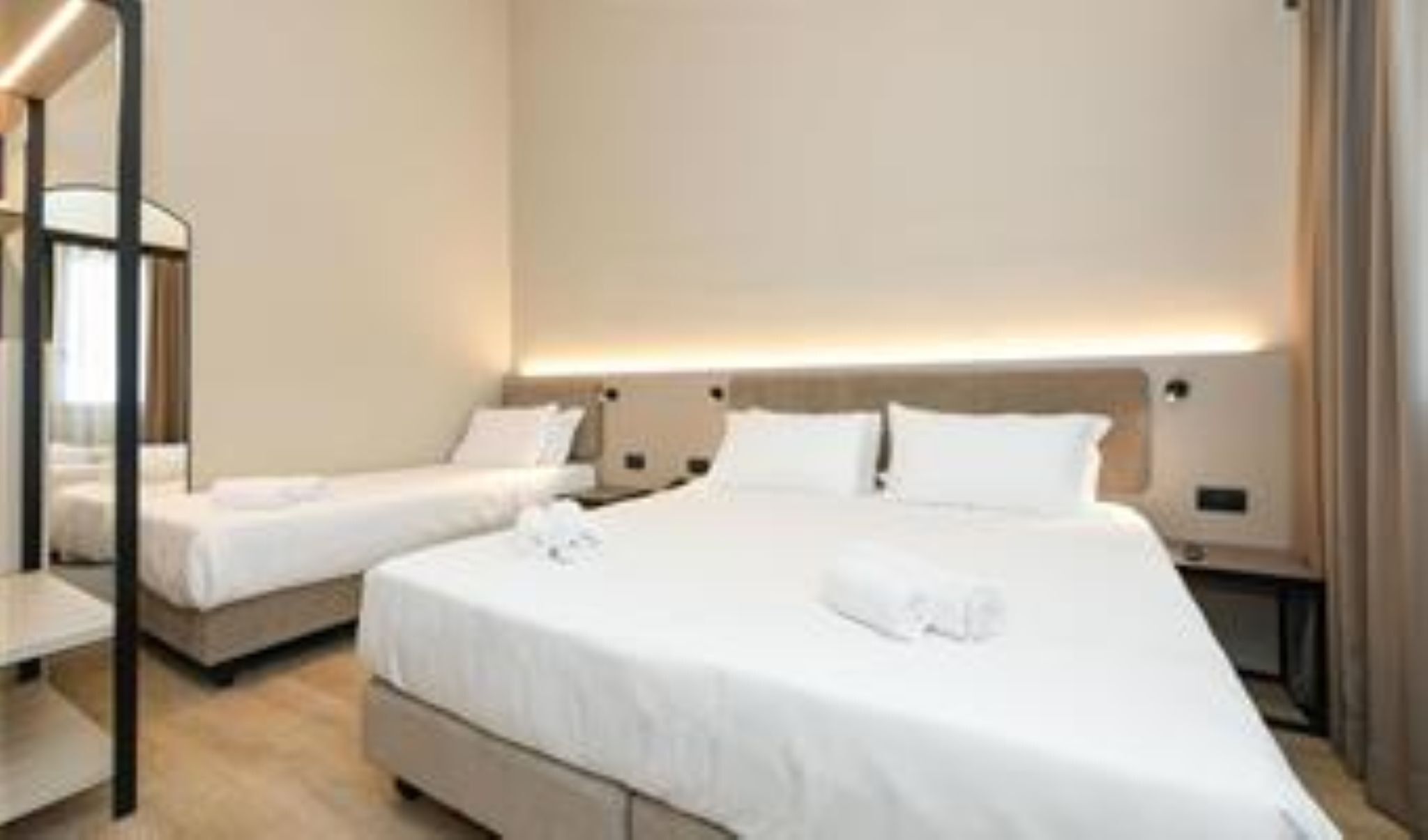 Hypo-allergenic bedding, in-room safe, desk, laptop workspace