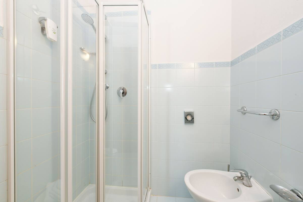 Quadruple Room | Bathroom | Shower, free toiletries, hair dryer, bidet