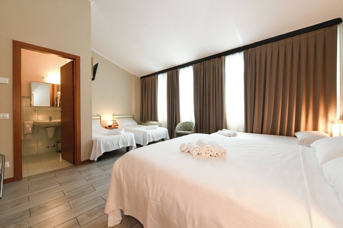 Quadruple Room | In-room safe, desk, soundproofing, rollaway beds