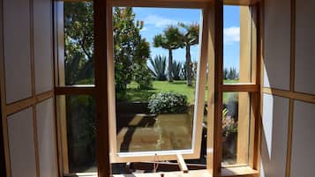 1 bedroom, desk, blackout curtains, free cots/infant beds