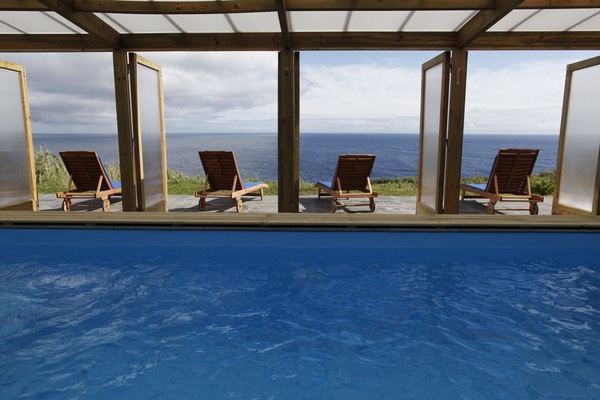 Piscina interna, espreguiçadeiras