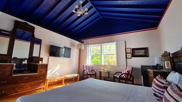 Szoba kétszemélyes ággyal | 1 hálószoba, íróasztal és sötétítőfüggöny