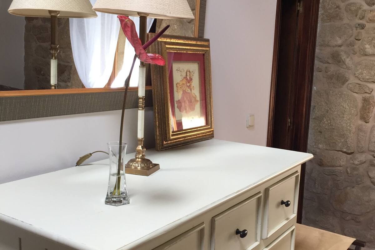 Quarto triplo | Camas extras/dobráveis (sobretaxa), Wi-Fi de cortesia, roupa de cama