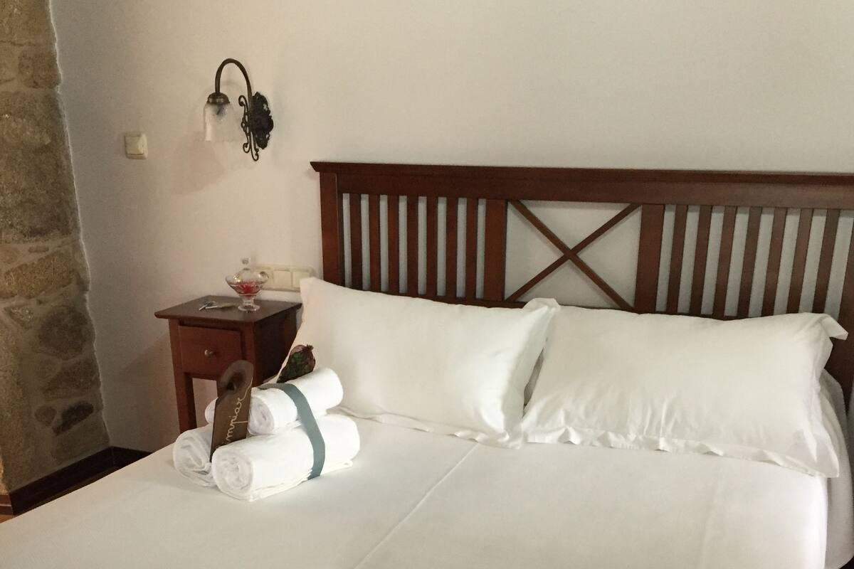 Quarto casal | Camas extras/dobráveis (sobretaxa), Wi-Fi de cortesia, roupa de cama