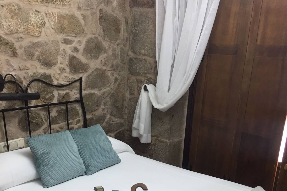 Quarto casal de uso individual | Camas extras/dobráveis (sobretaxa), Wi-Fi de cortesia, roupa de cama