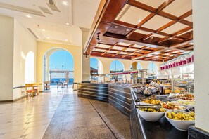 朝食 (ビュッフェ)、毎日提供 (無料)