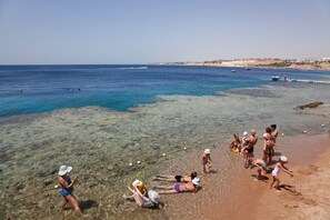 Platja privada, gandules de platja i para-sols per a la platja 