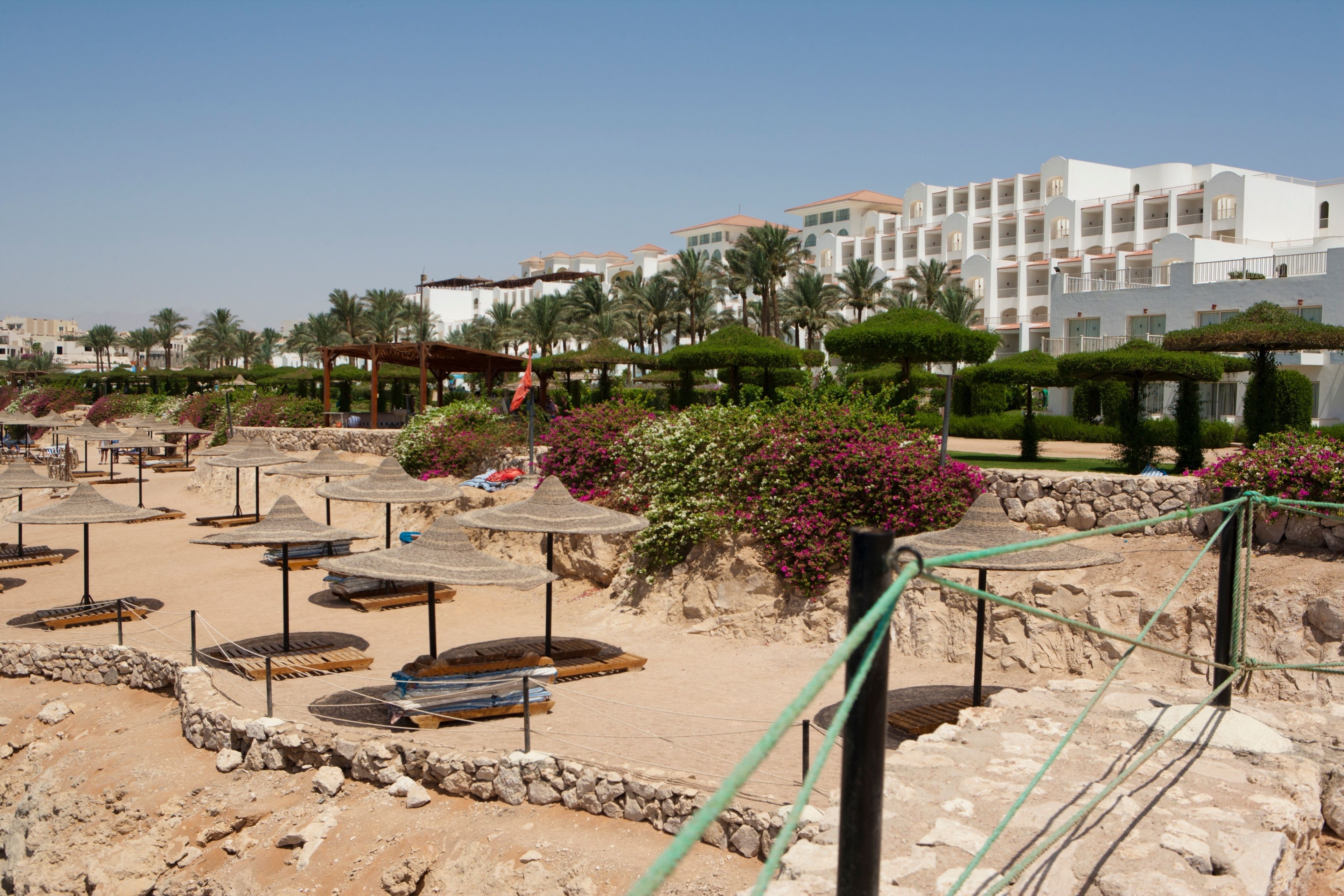 Privatstrand, Liegestühle, Sonnenschirme, Strandtücher