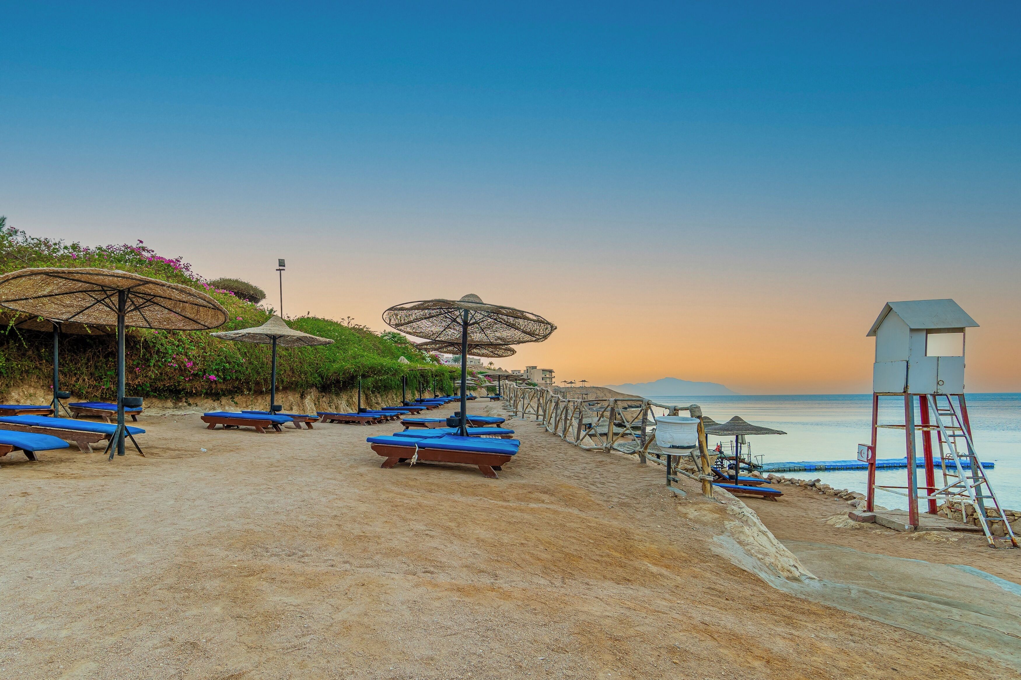 Plage privée, chaises longues, parasols, serviettes de plage