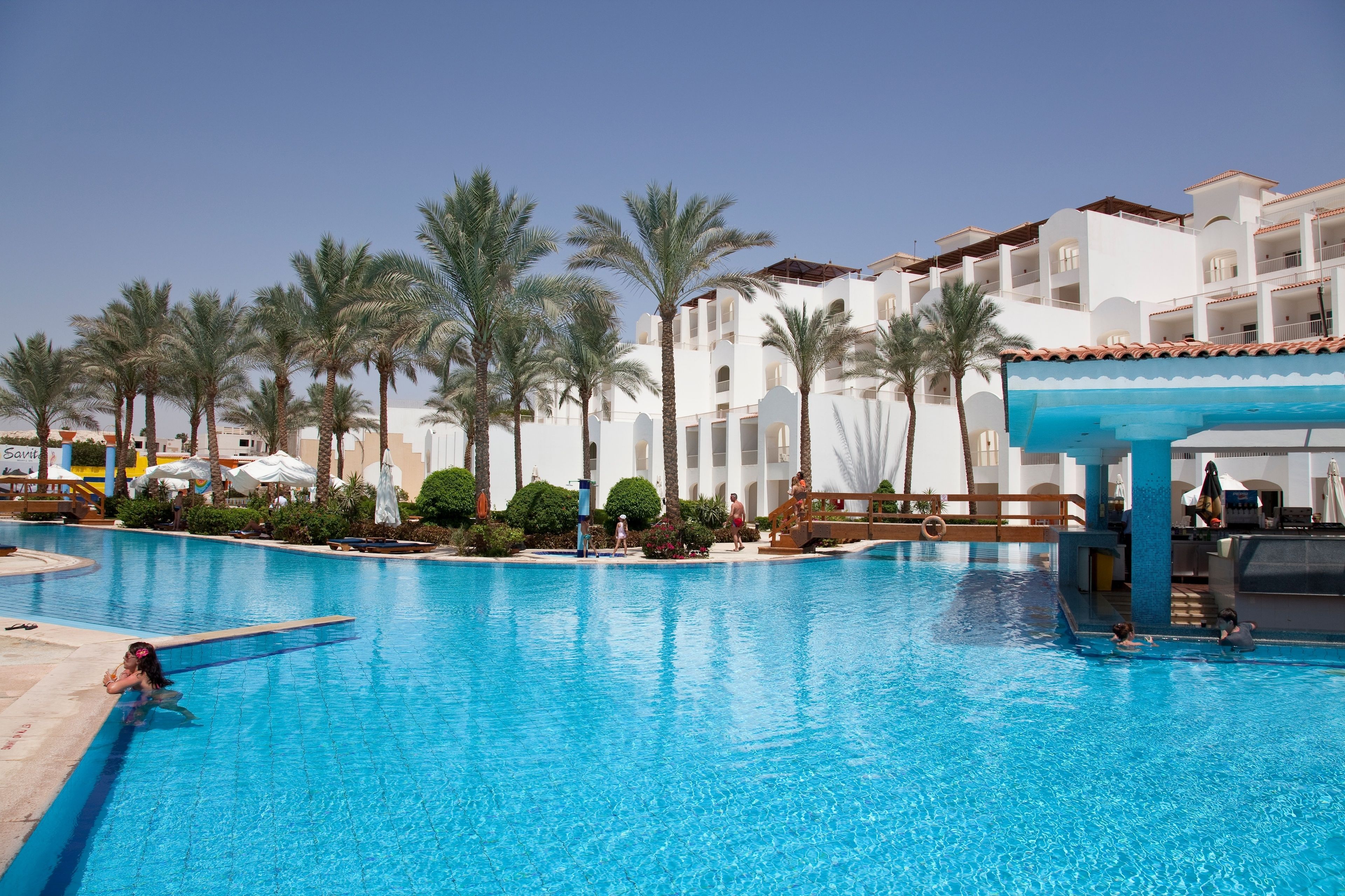 5 outdoor pools, pool loungers