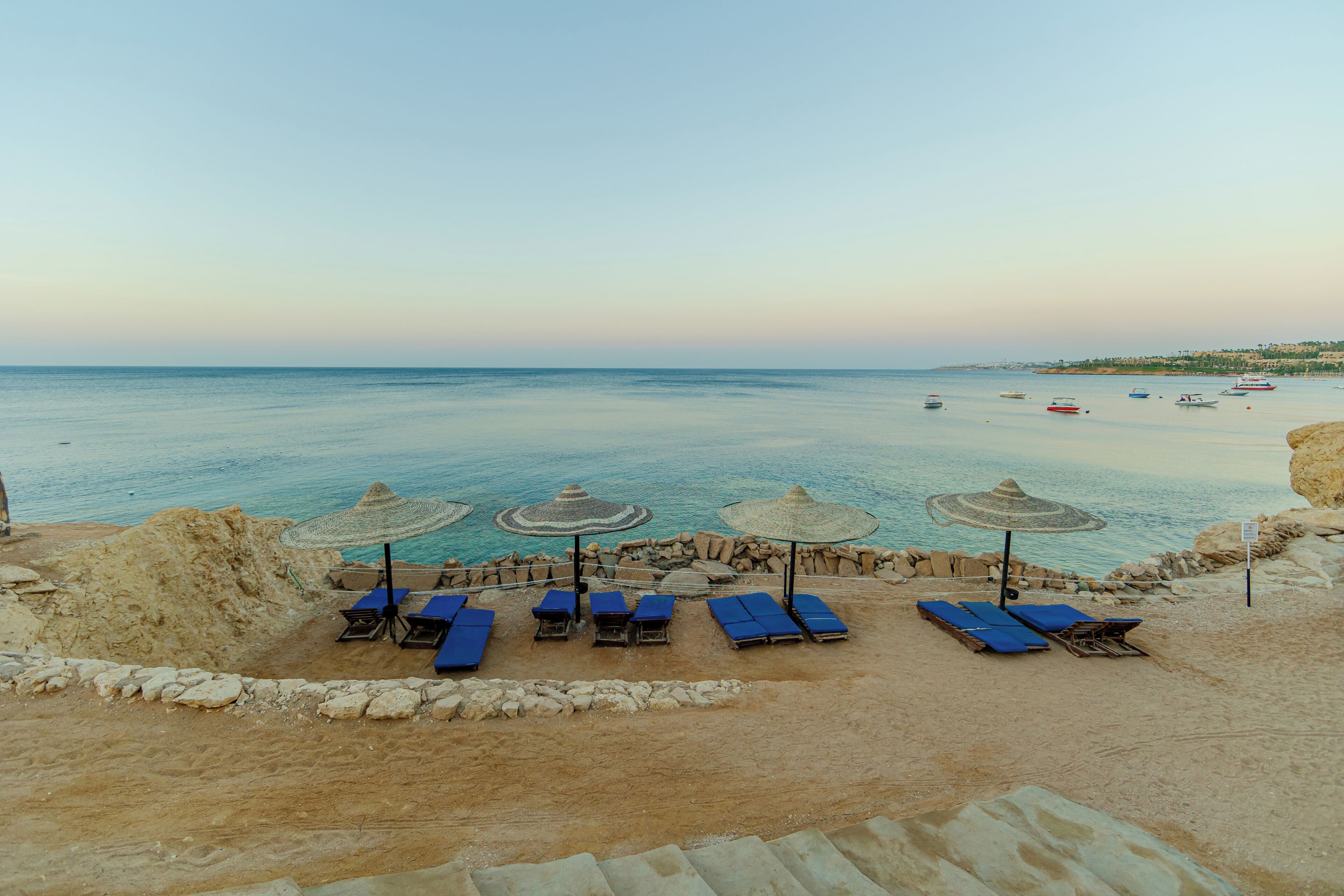 Playa privada, sillas reclinables de playa, sombrillas, toallas de playa
