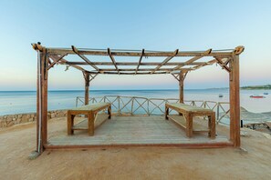 A wooden beach structure with benches, overlooking the sea. - Siva Sharm Resort & Spa  (Sharm El Sheikh)