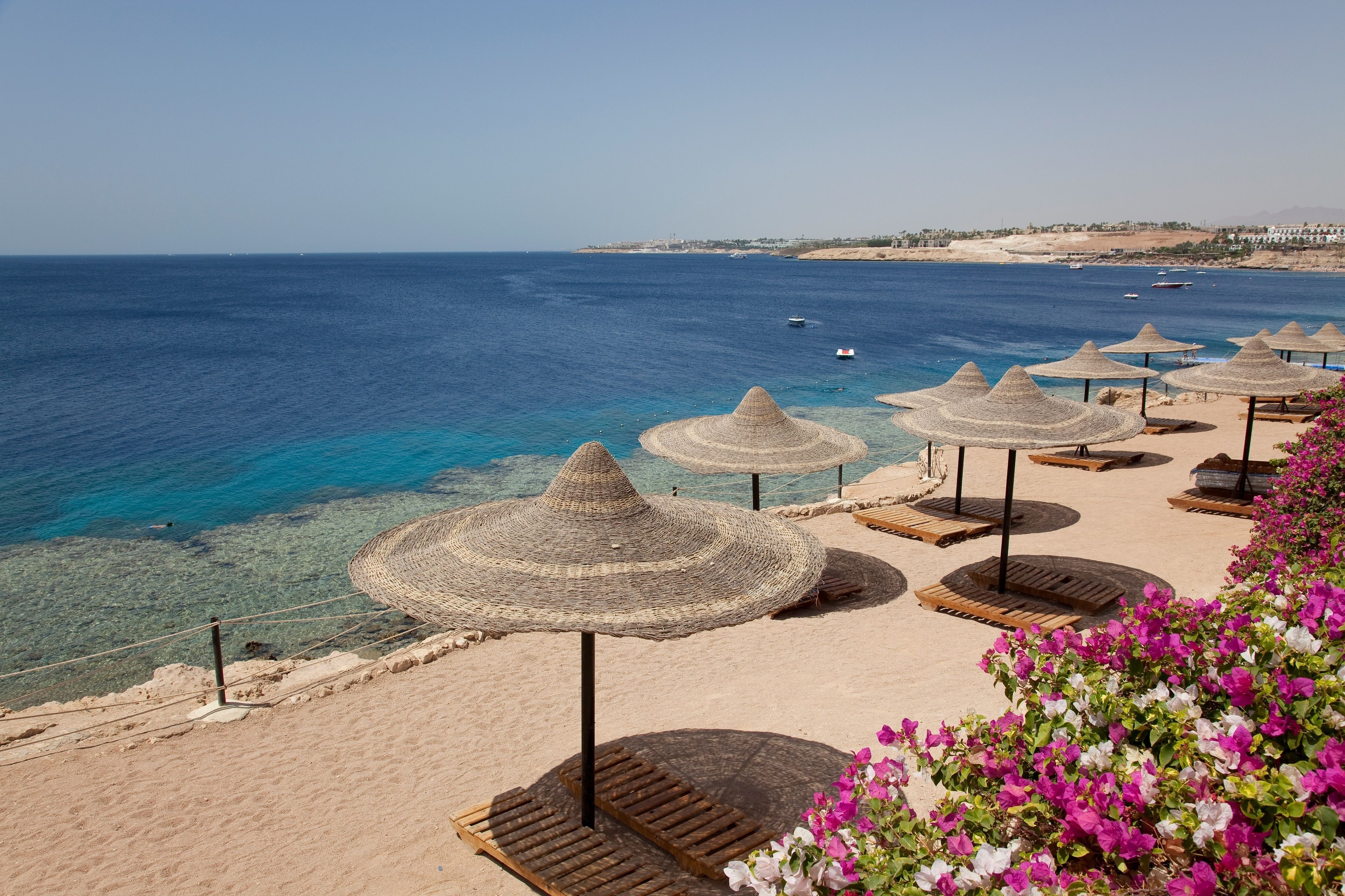 Privat strand, solstolar, parasoller och strandhanddukar
