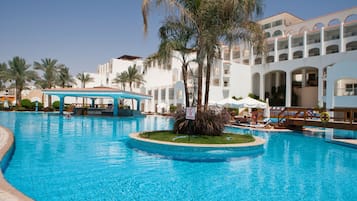 5 個室外泳池;躺椅