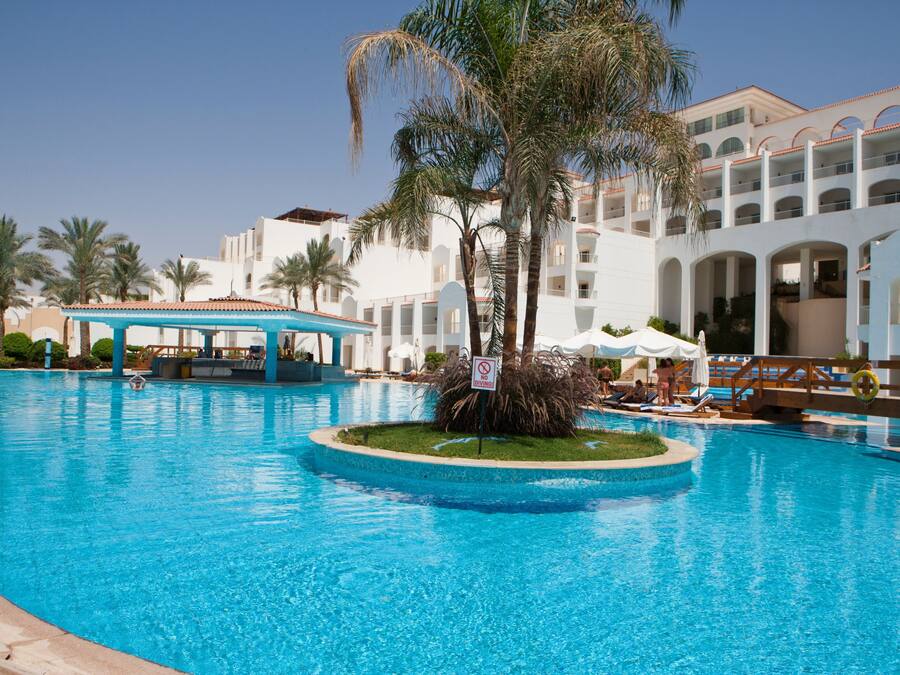 5 outdoor pools, pool loungers