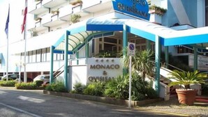 A hotel entrance with a sign reading "Monaco & Ovisana." - Monaco Quisisana (Jesolo)