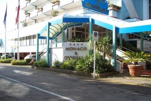 A hotel entrance with a sign reading "Monaco & Ovisana." - Monaco Quisisana (Jesolo)