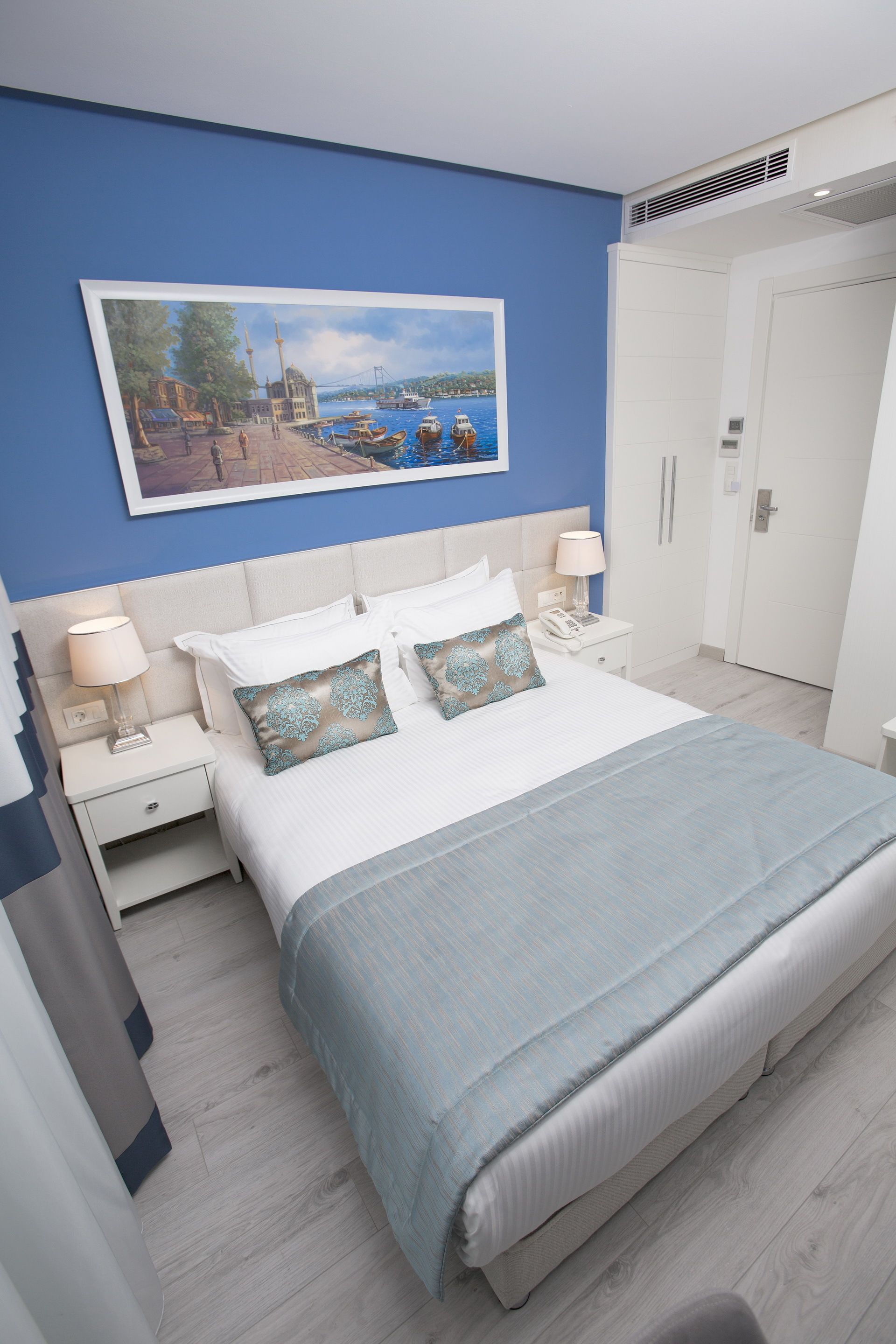 deluxe double room, 1 double bed | minibar, in-room safe, soundproofing, iron/ironing board