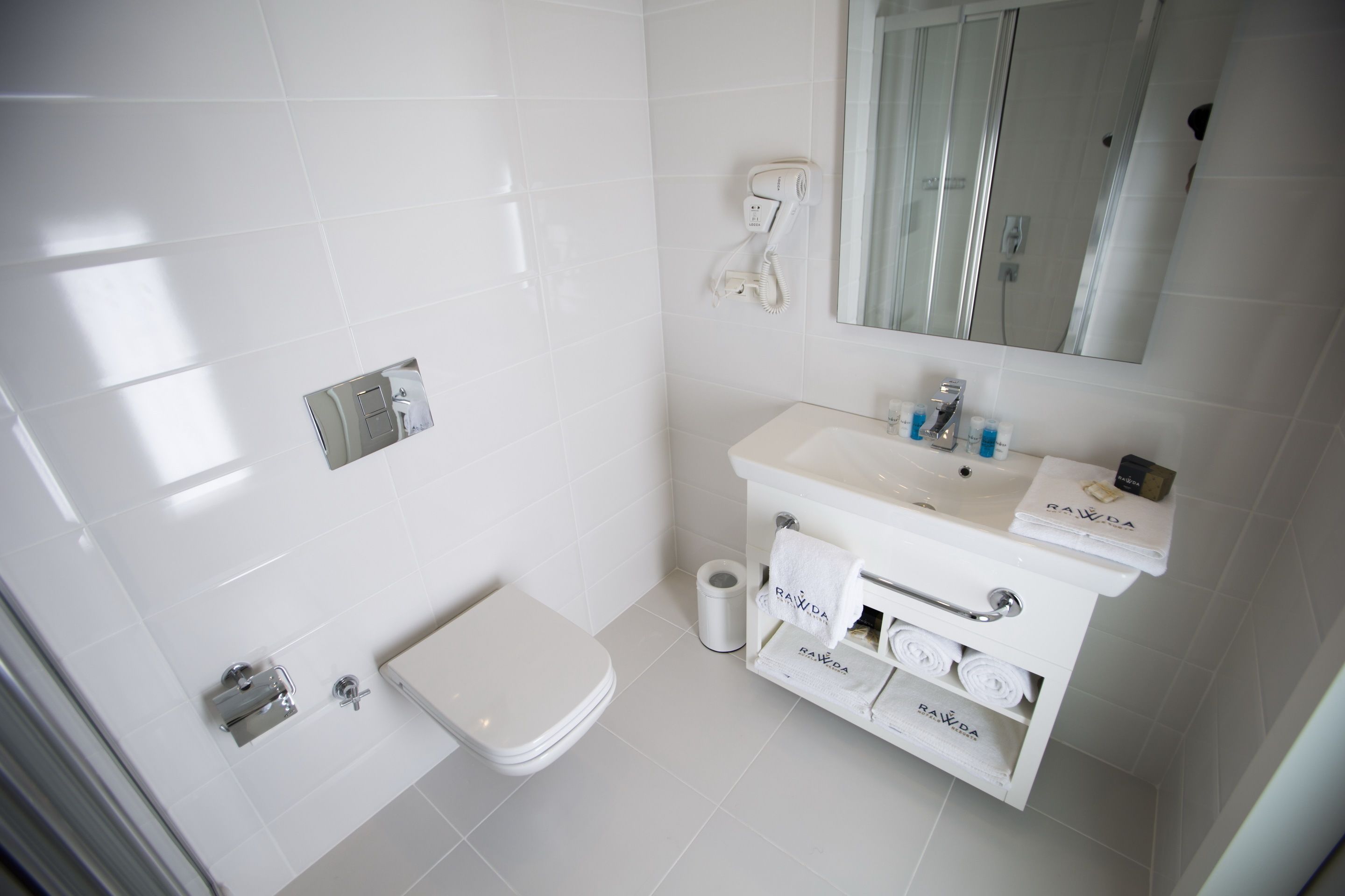 deluxe twin room | bathroom | shower, free toiletries, hair dryer, slippers