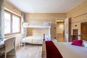 Chambre Quadruple Familiale, plusieurs lits, vue montagne