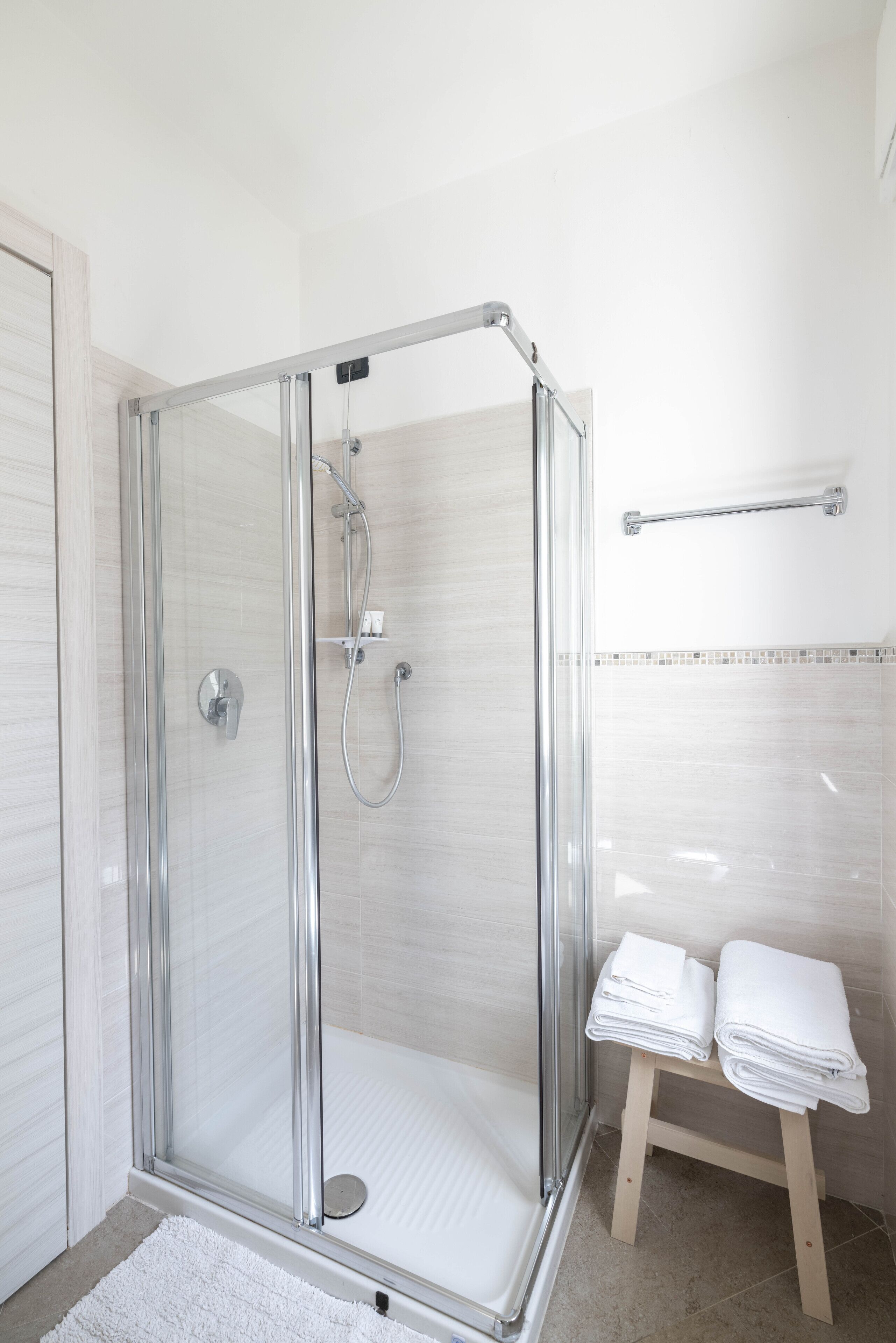 Douche, articles de toilette gratuits, sèche-cheveux, bidet