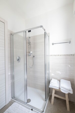 Shower, free toiletries, hair dryer, bidet - B&B Castello (Cimbergo)