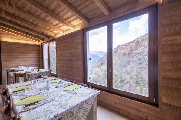 Serveert lunch en diner, regionale gerechten