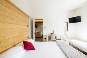 Classic-værelse til 3 personer | Premium-sengetøj, senge med madrasser af memory foam, skrivebord
