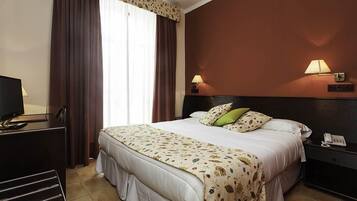 Caixa forta a l'habitació, escriptori, cortines opaques i wifi gratuïta