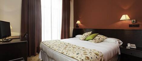 ตู้นิรภัยในห้องพัก, โต๊ะทำงาน, ผ้าม่านกันแสง, Wi-Fi ฟรี