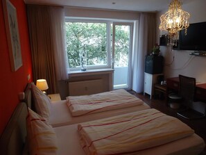 Minibar, bàn, truy cập Internet không dây miễn phí, bộ trải giường 