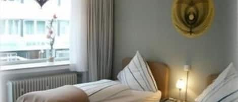 Kamar Double atau Twin | Minibar, meja kerja, Wi-Fi gratis, dan seprai linen