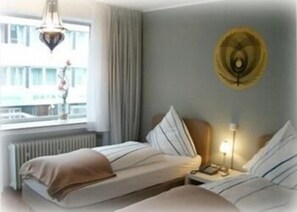 Double or Twin Room | Minibar, desk, free WiFi, bed sheets - CityMinis (Düsseldorf)