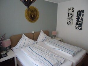 Een minibar, een bureau, gratis wifi, beddengoed