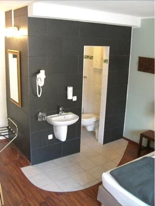 Double or Twin Room | Bathroom | Shower, hair dryer, towels - CityMinis (Düsseldorf)