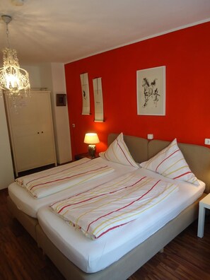 Minibar, desk, free WiFi, bed sheets - CityMinis (Düsseldorf)