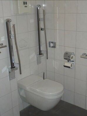 Double or Twin Room | Bathroom | Shower, hair dryer, towels - CityMinis (Düsseldorf)