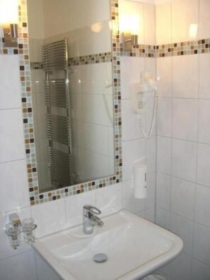Een douche, een haardroger, handdoeken